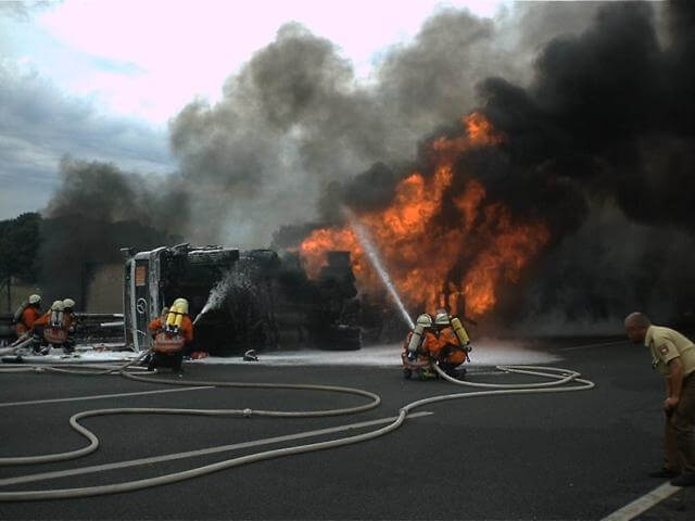 Brand eines Heizöltanklastzuges mit 20.000 l Heizöl auf der Bundesautobahn 2 am 23.06.2003