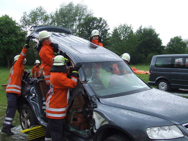 Zerlegung eines Fahrzeuges beim Rettungstag in Flechtorf 2006